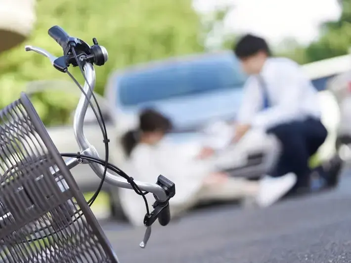 Wrongful death attorney investigating pedestrian hit and run evidence by Tempe Town Lake crosswalk